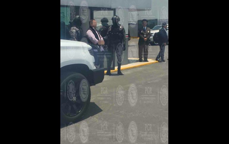 CIUDAD DE MÉXICO (17/JUL/2017).- En el hangar, personal médico certificó su estado de salud, mientras que la Subprocuraduría de Derechos Humanos certificó que en su traslado se haya respetado sus garantías. NTX/PG