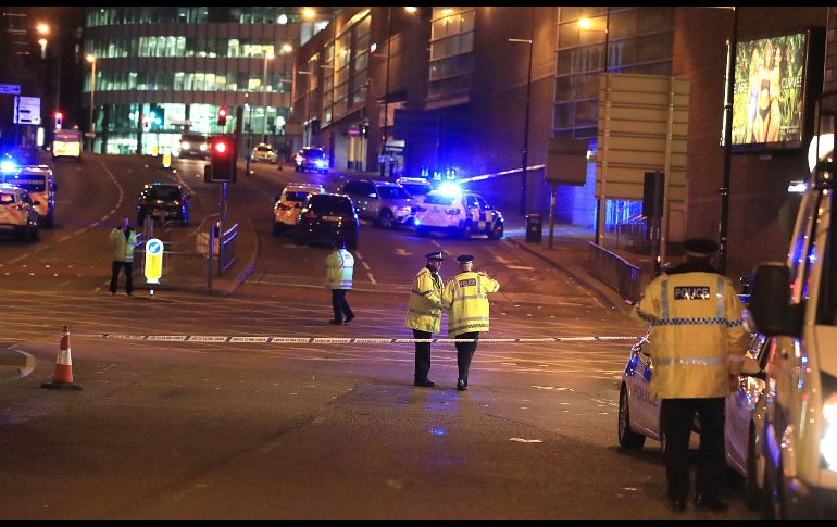 MANCHESTER, INGLATERRA (22/MAY/2017).- Policías acuden al estadio Manchester Arena luego de que se registrara una explosión  al término de un concierto de la estadounidense Ariana Grande. AP/P. Byrne