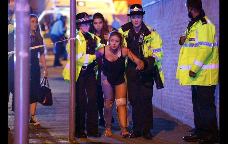 MANCHESTER, INGLATERRA (22/MAY/2017).- Una mujer herida recibe ayuda. XINHUA/London News Pictures/ZUMAPRESS/J. Goodman