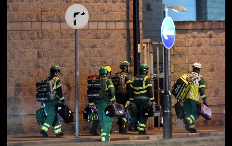 MANCHESTER, INGLATERRA (22/MAY/2017).- Más tarde se confirmó que se trató de un atentado suicida. Personal de emergencias llega al sitio. AP/P. Byrne