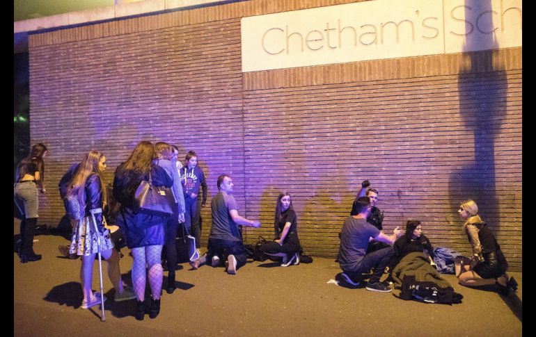 MANCHESTER, INGLATERRA (22/MAY/2017).-  Personas auxilian a algunos heridos. XINHUA/London News Pictures/ZUMAPRESS/J. Goodman