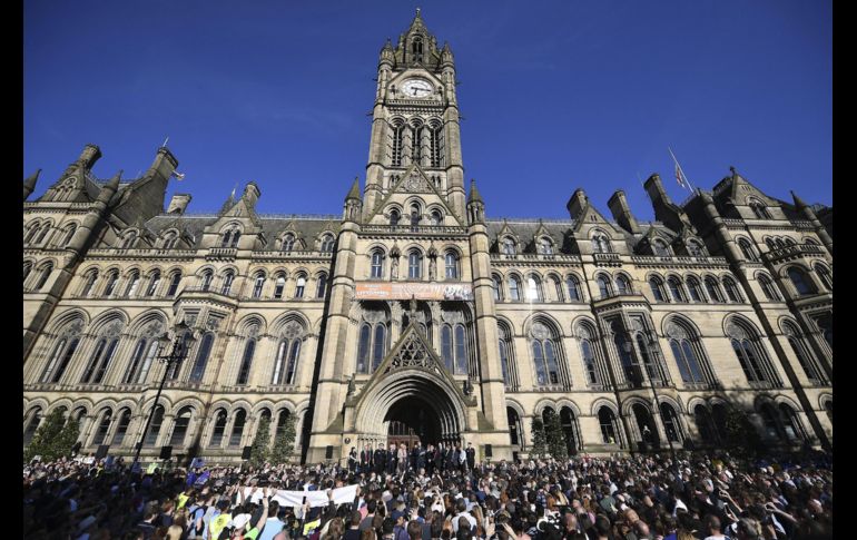 MANCHESTER, INGLATERRA (23/MAY/2017).- Durante el acto delante del Ayuntamiento, varios políticos locales y el jefe de la Policía, Ian Hopkins, condenaron el ataque reivindicado por el grupo yihadista Estado Islámico. EFE/A. Rain