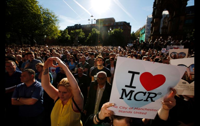 MANCHESTER, INGLATERRA (23/MAY/2017).- Decenas de miles de personas asistieron a una vigilia en el centro de la ciudad en homenaje a las víctimas del atentado suicida cometido anoche. AP/E. Morenatti