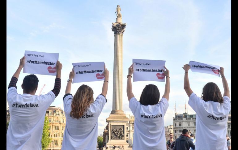 LONDRES, INGLATERRA (23/MAY/2017).- En la capital del Reino Unido también se homejeó a las víitmas. AP/V. Jones