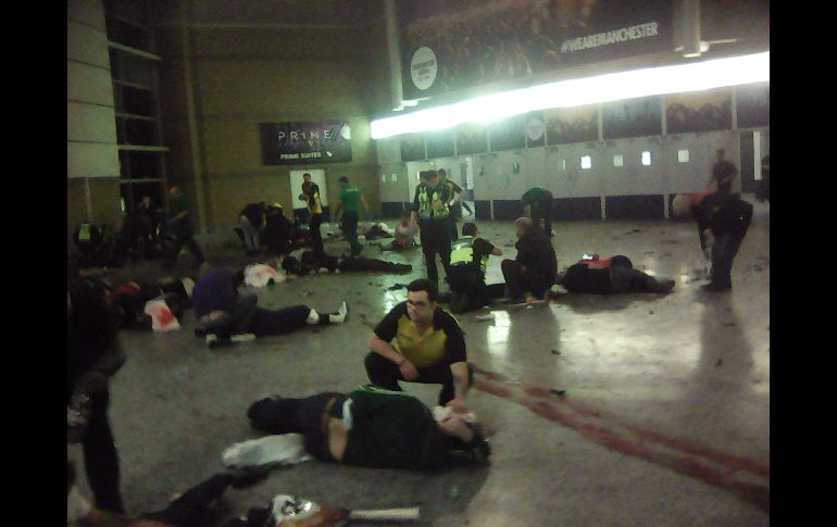 MANCHESTER, INGLATERRA (22/MAY/2017).- Personas auxilian a heridos dentro del Manchester Arena. El ataque causó 22 muertos y más de 100 heridos.  AP/PA