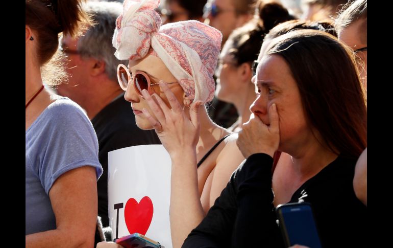 MANCHESTER, INGLATERRA (23/MAY/2017).- Personas reaccionan durante el acto en la plaza Albert. AP/K. Wigglesworth