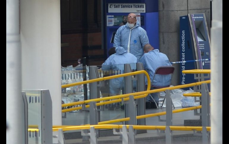 MANCHESTER, INGLATERRA (23/MAY/2017).- Forenses se ven en la estación Manchester Victoria, junto al estadio. El sospechoso del atentado fue identificado por la policía como Salman Abedi, de 22 años. AFP/B. Stansall