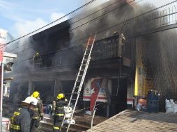 Bomberos de Guadalajara y Tlaquepaque participaron en los trabajos de extinción del siniestro que consumió totalmente el establecimiento TWITTER / @PCYBOMGDL