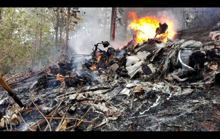 Piezas de la aeronave arden en el terreno. EFE/Ministerio de Seguridad Pública