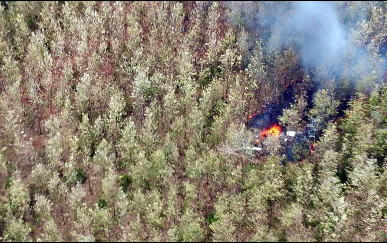 La aeronave se estrelló contra una zona montañosa y posteriormente ardió en llamas. EFE/Cortesía Ministerio de Seguridad Pública