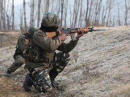 Fuerzas de seguridad toman sus posiciones durante el ataque. EFE/F. Khan