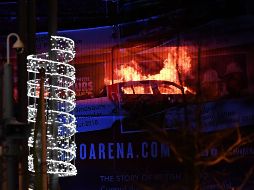 Debido al humo del incendio, la Policía ordenó la evacuación de las casas cercanas al sitio. AFP/P. Ellis