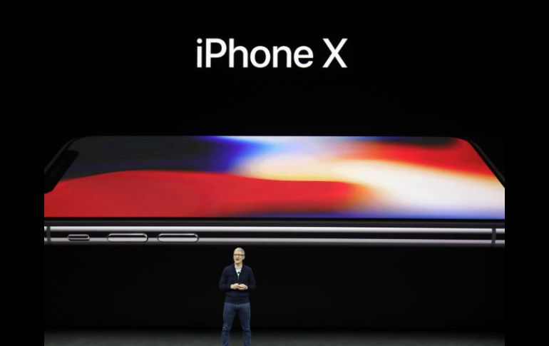 Tim Cook presenta el iPhone que celebra el décimo aniversario de su lanzamiento. AP / M. Sánchez