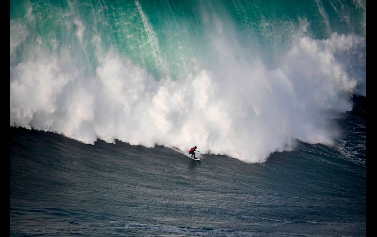 El brasileño Marcelo Luna toma una ola durante una sesión de surf en Praia do Norte, de la ciudad portuguesa de Nazare. AFP/P. De Melo Moreira