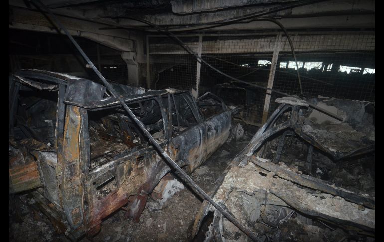 Autos quedaron calcinados tras un incendio en un estacionamiento de varias plantas en Liverpool, Inglaterra.
