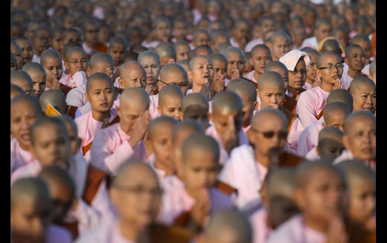 Miles de monjes budistas se reúnen en un parque cerca de la pagoda Shwedagon para una ceremonia por el Año Nuevo en Rangún, Birmania. AFP/Y. Aung Thu