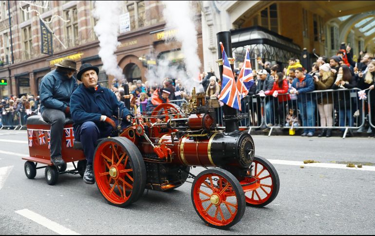Un vehículo de vapor recorre las calles de Londres durante el famoso desfile de Año Nuevo. EFE/ N. HALL