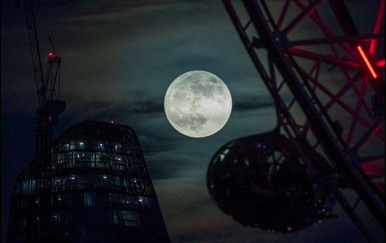 La Súper Luna sale este lunes junto a la rueda de la fortuna 