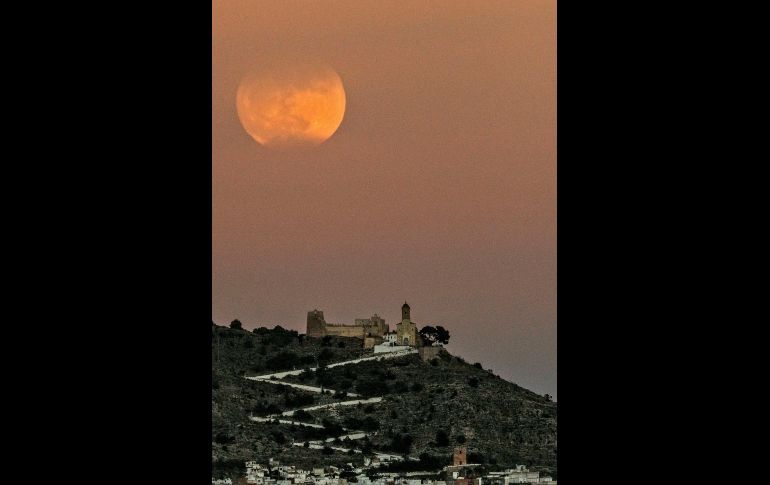 La primera Luna llena de 2018 se ve tras el castillo de la localidad valenciana de Cullera. EFE/M. Bruque
