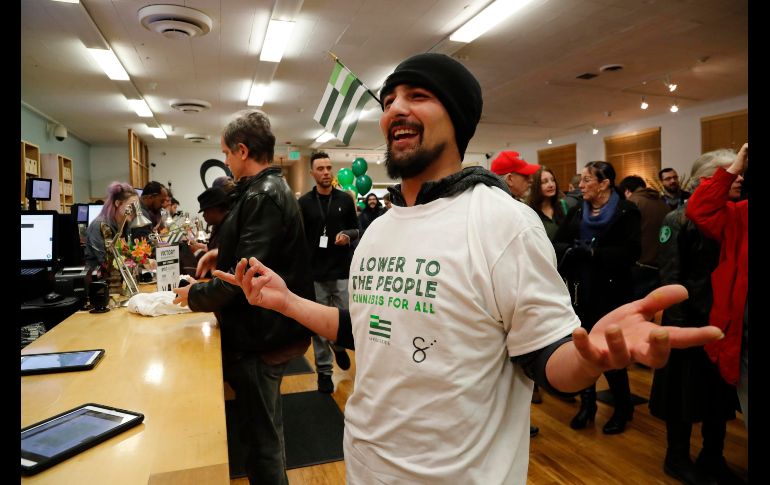 Un comprador reacciona en la fila del dispensario de cannabis Harborside en Oakland, California. La despenalización para comprar la mariguana con propósitos recreativos llegó al estado con el Año Nuevo. EFE/J. Mabanglo