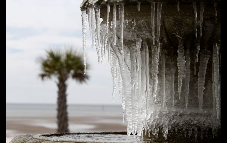 Témpanos cuelgan de una fuente en Biloxi, en el estado de Mississippi, donde se prevén otros días con temperaturas bajo cero. AP/The Sun Herald/J. Fitzhugh