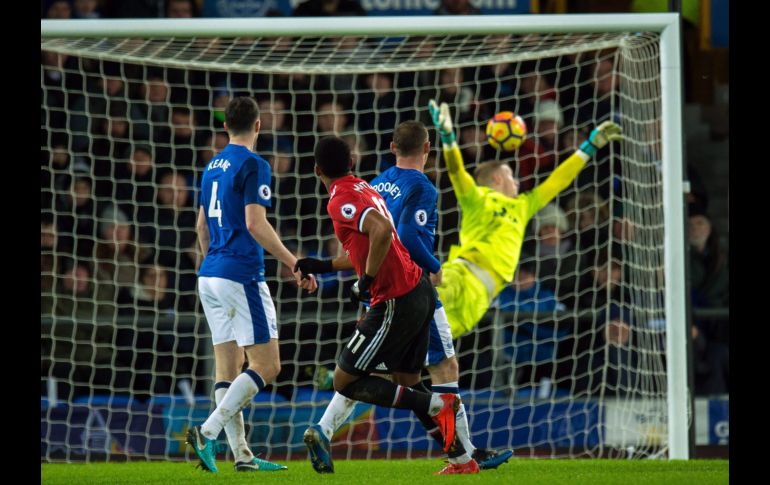 Anthony Martial (c), del Manchester United, anota un gol en partido de la Liga Premier ante el Everton en Liverpool, Inglaterra. EFE/EPA/P. Powell