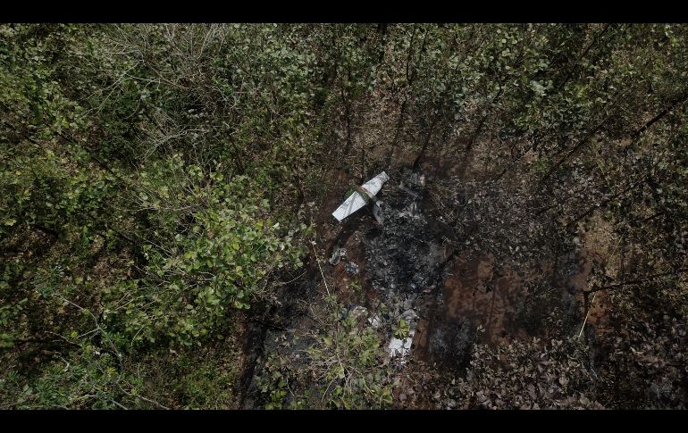 Restos de una aeronave de Nature Air se observan en una zona boscosa de Corozalito, Costa Rica. La avioneta se estrelló ayer y murieron dos tripulantes locales y 10 pasajeros estadounidenses. AP/B. Araya