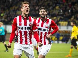 La cifra en la que se daría la transacción de Luuk de Jong (izq) sería de siete millones de euros. EFE / ARCHIVO