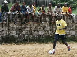 Promotor del futbol. En 2005 Weah hizo un partido de exhibición en Monrovia, Liberia. AFP