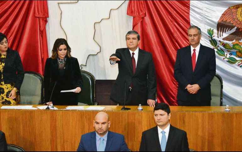 Nuevo cargo. Manuel Florentino González Flores tomó protesta como gobernador interino para suplir a “El Bronco”. SUN