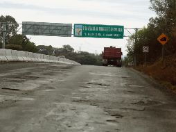 Baches de bienvenida. El estado de deterioro de la Carretera a Chapala es aún más evidente después de pasar el crucero Santa Rosa-La Barca. EL INFORMADOR/G. Gallo