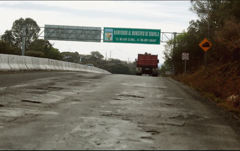 Baches de bienvenida. El estado de deterioro de la Carretera a Chapala es aún más evidente después de pasar el crucero Santa Rosa-La Barca. EL INFORMADOR/G. Gallo