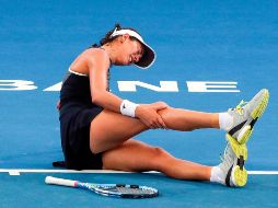 Muguruza requirió asistencia médica en la pista, pero no pudo continuar en juego y se retiró entre lágrimas. AFP/F. Tigani