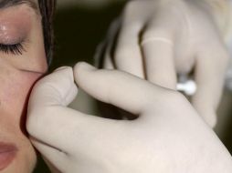 De las mujeres y hombres que deciden por este tratamiento, 95 por ciento se aplica para corregir arrugas del entrecejo, patas de gallo y arrugas debajo de los ojos. EFE / ARCHIVO