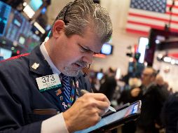 Los sectores tecnológico y energético impulsaron el desempeño del mercado bursátil estadounidense. AP/ M. Lennihan