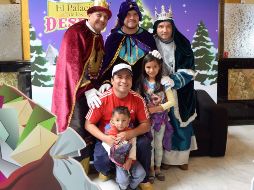 Parte del personal se caracteriza de los Reyes Magos para que los pequeños puedan tomarse la foto del recuerdo. FB/ Correos de México