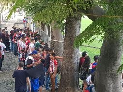 Durante la práctica, el equipo fue arropado por la afición, quien acudió al club en gran número. EL INFORMADOR / D. Reos