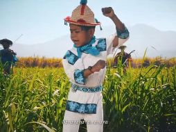 El niño que entona la nueva versión se llama Yuawi López. Su voz ahora forma parte de 