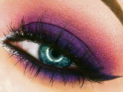 Este año, las sombras abogan por brillos extremos en formatos líquidos o geles que tienen a los púrpuras, rojos vinos y tonalidades mates. ESPECIAL