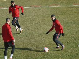 Diego Costa (centro) tendrá que conseguir que el Atlético vuelva a ser un equipo ganador; hoy podría jugar contra el Lleida en la Copa del Rey. EFE