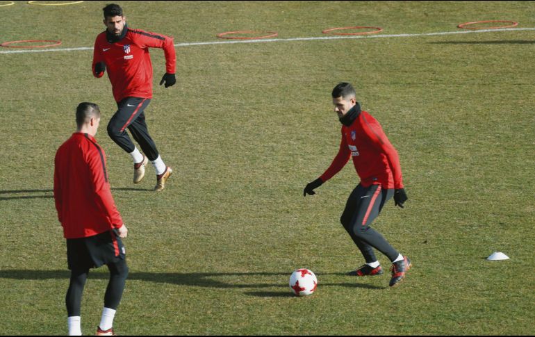 Diego Costa (centro) tendrá que conseguir que el Atlético vuelva a ser un equipo ganador; hoy podría jugar contra el Lleida en la Copa del Rey. EFE