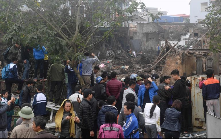 La explosión sucedió de madrugada y, además de destrozar el almacén, causó daños en cinco casas vecinas. AFP/H. Dinh Nam