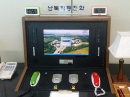 Fotografía de archivo que muestra la línea directa intercoreana instalada en la Zona de Seguridad Conjunta (JSA), en la localidad fronteriza de Panmunjom. EFE/YONHAP