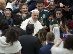 El Papa Francisco saluda a varios fieles antes de comenzar la reunión. EFE/M. Branbatti