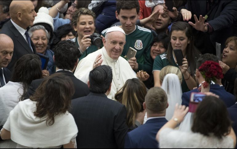 El Papa Francisco saluda a varios fieles antes de comenzar la reunión. EFE/M. Branbatti