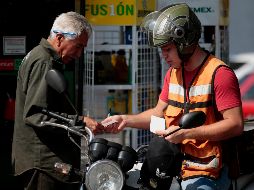 Los usuarios tienen la opción de elegir el lugar donde vendan más barato el combustible. EL INFORMADOR/F. Atilano