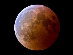 Durante el eclipse, la Luna adquirirá color rojo debido a que la Tierra estará alineada con el satélite y el Sol, lo que proyectará una sombra de esa tonalidad. EFE / ARCHIVO