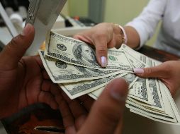 Para este miércoles, se estima que el tipo de cambio oscile entre 19.35 y 19.55 pesos por dólar en cotizaciones interbancarias a la venta. EL INFORMADOR / ARCHIVO