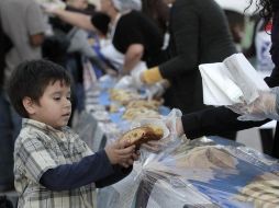 La Mega Rosca de Reyes de la Ciudad de México pesará unos nueve mil 375 kilos y tendrá una longitud de mil 440 metros, con 90 centímetros de ancho. NTX / ARCHIVO