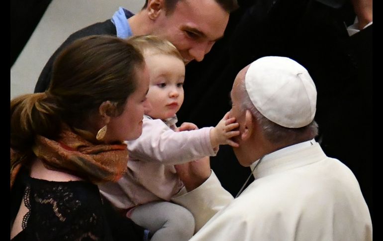 Un niño toca al Papa Francisco durante la audiencia general semanal en el Vaticano. AFP/A. Pizzoli